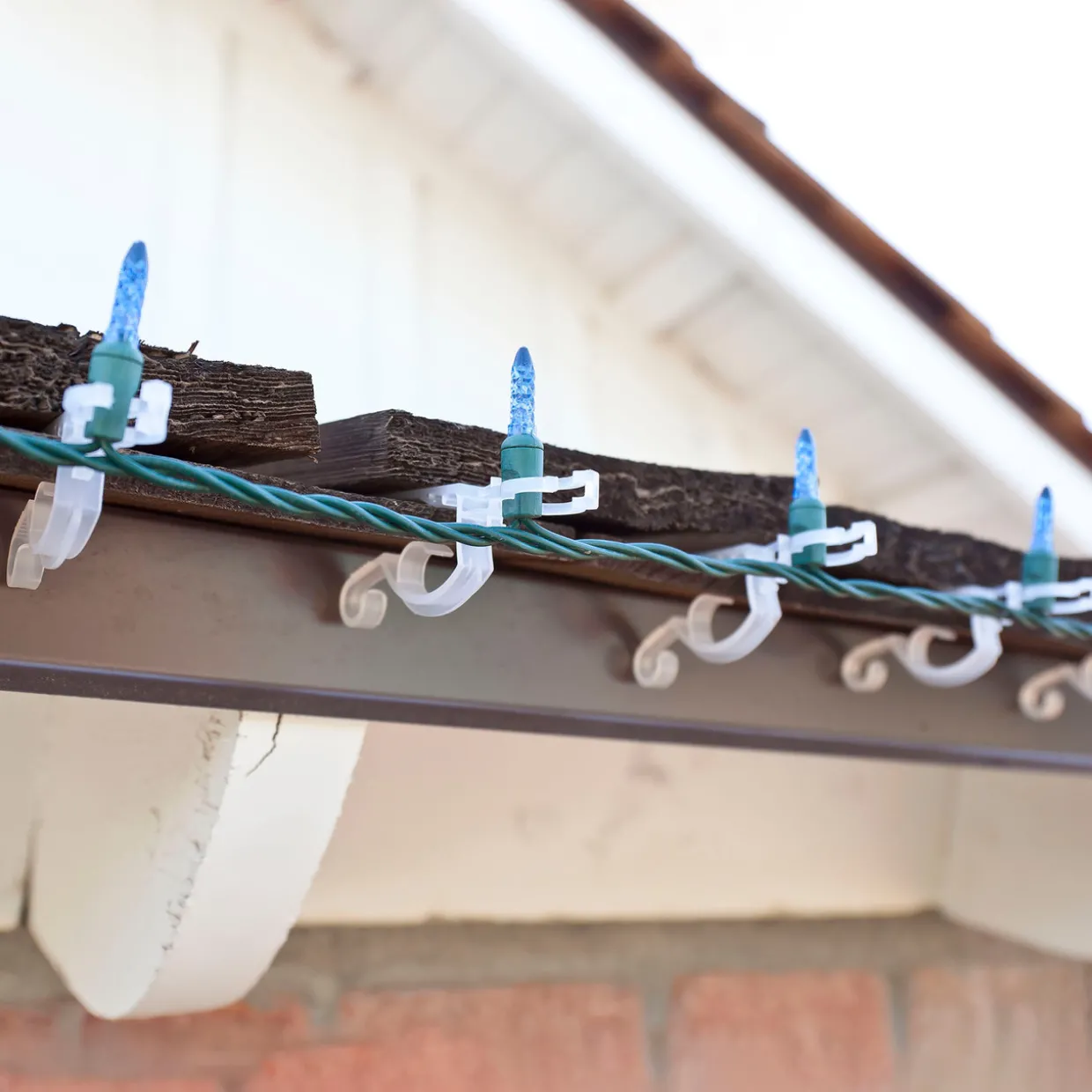 Bucket of 150 Clear Max Pro Anywhere Flip Christmas Light Clips