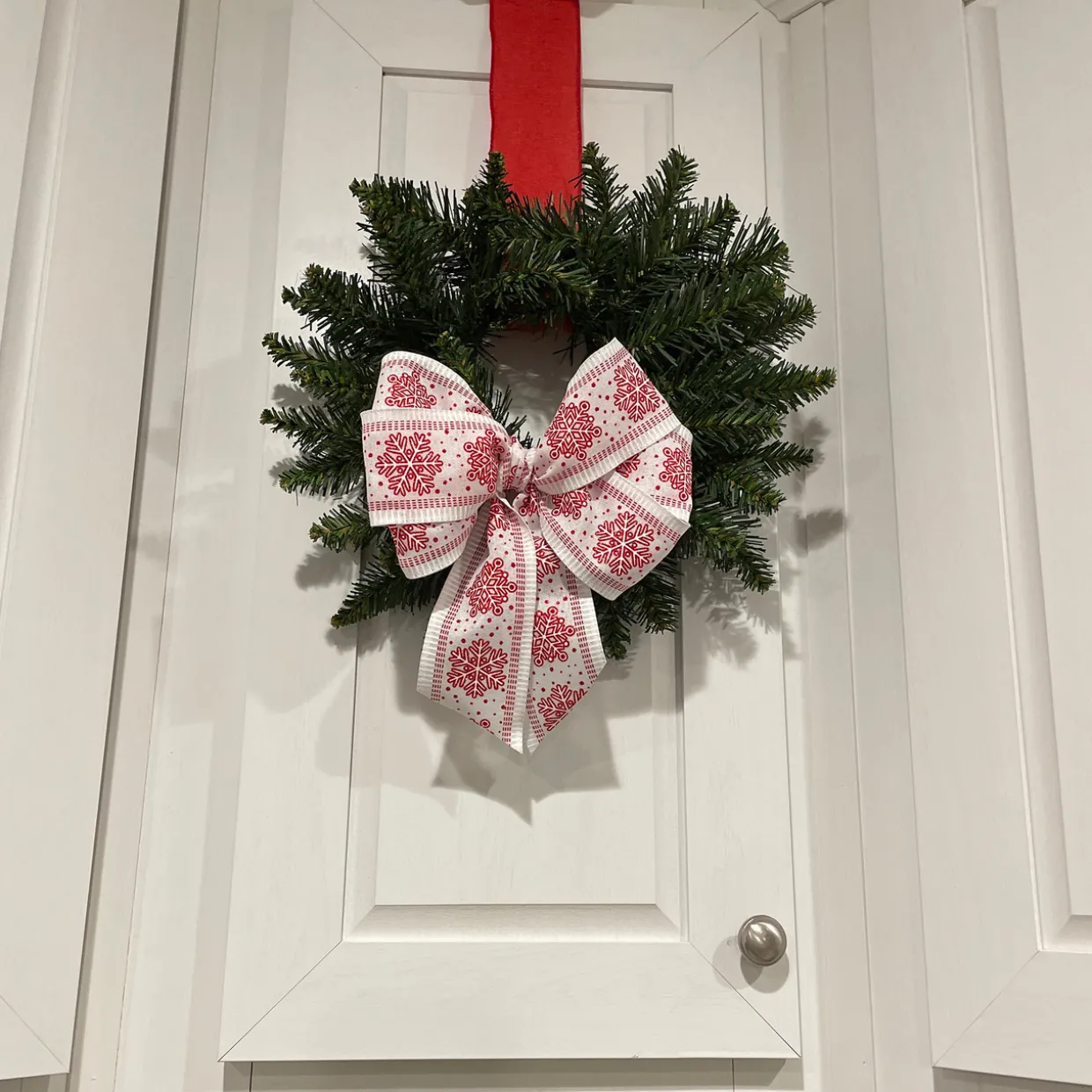Deluxe Windsor Pine Artificial Christmas Wreath - 8" - Unlit
